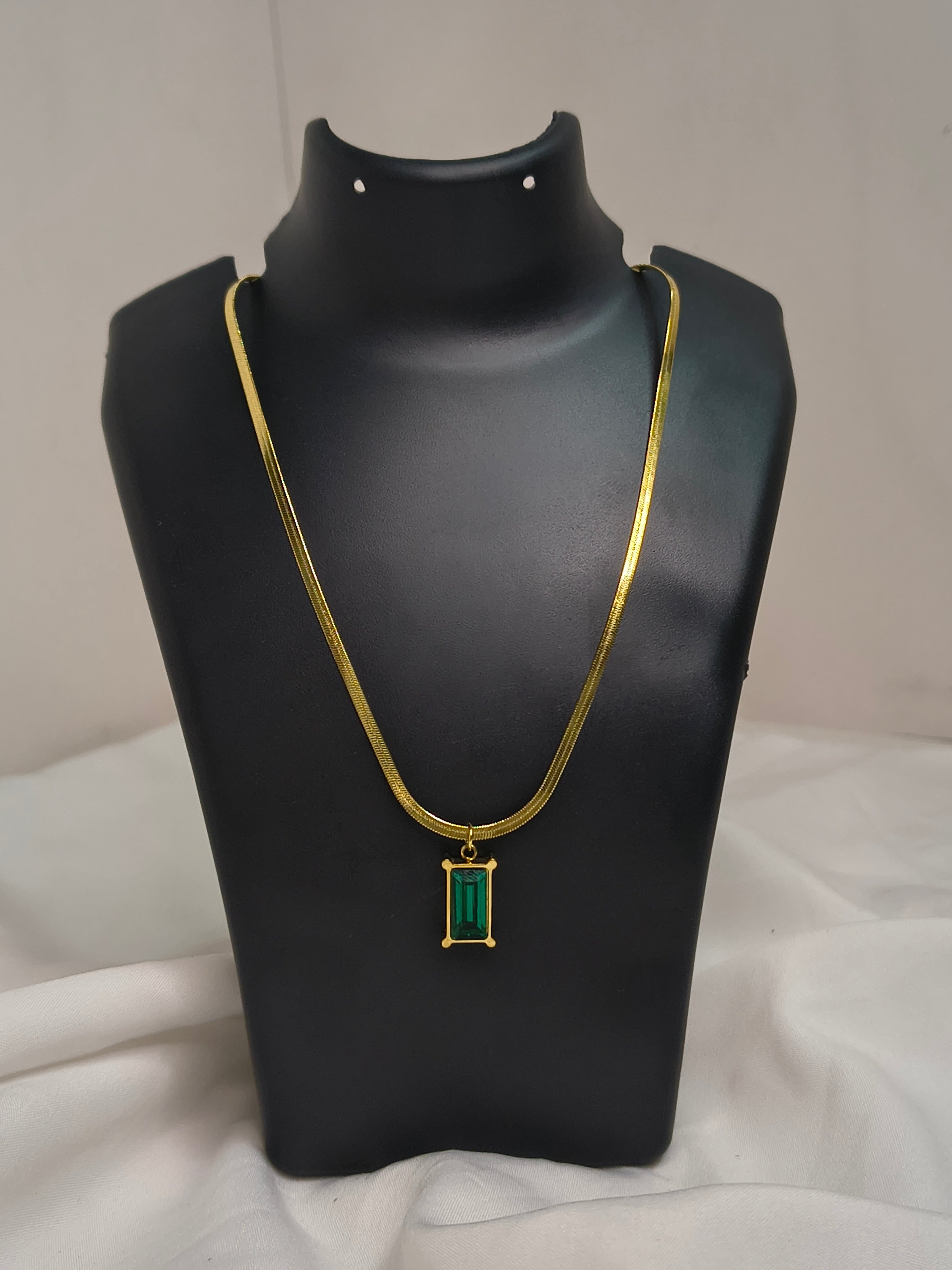 Green stone pendant 💚
