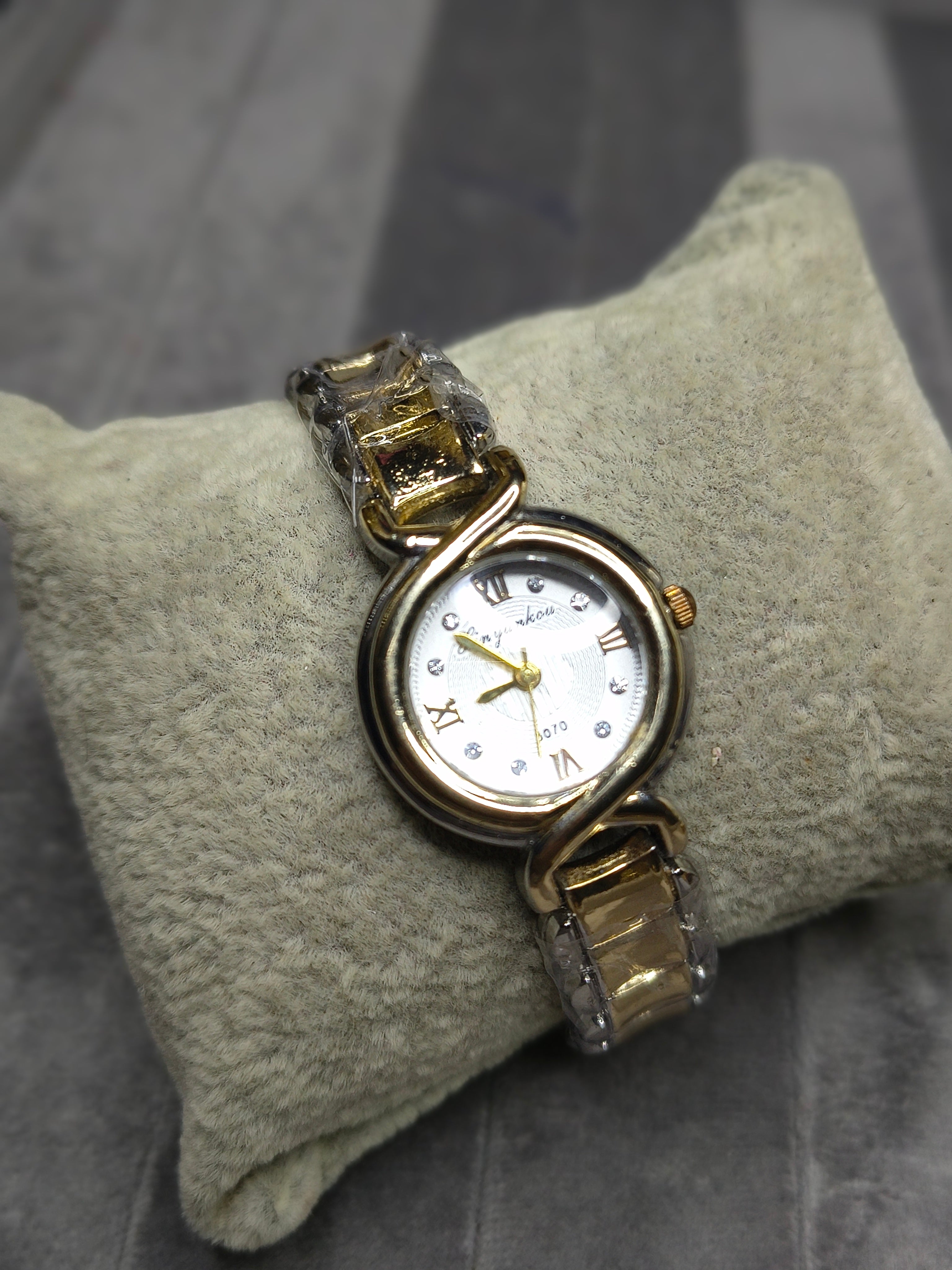 Royal Twist Watch ✨ (White dial with unique twisted frame)