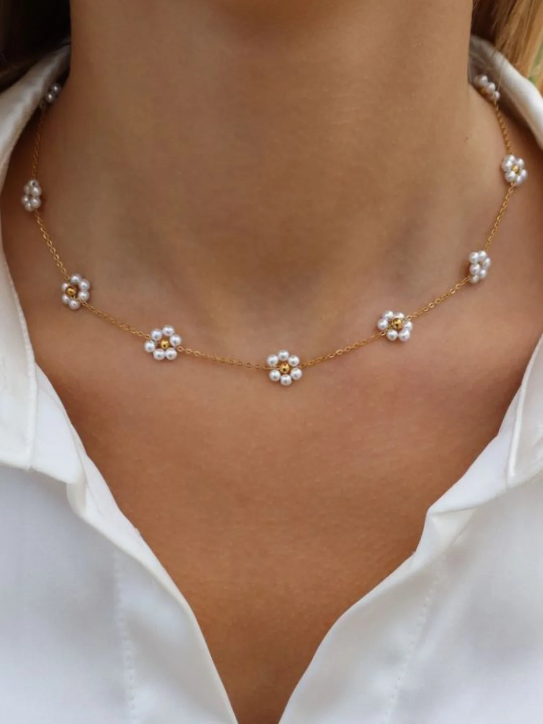 White Floral pearl necklace