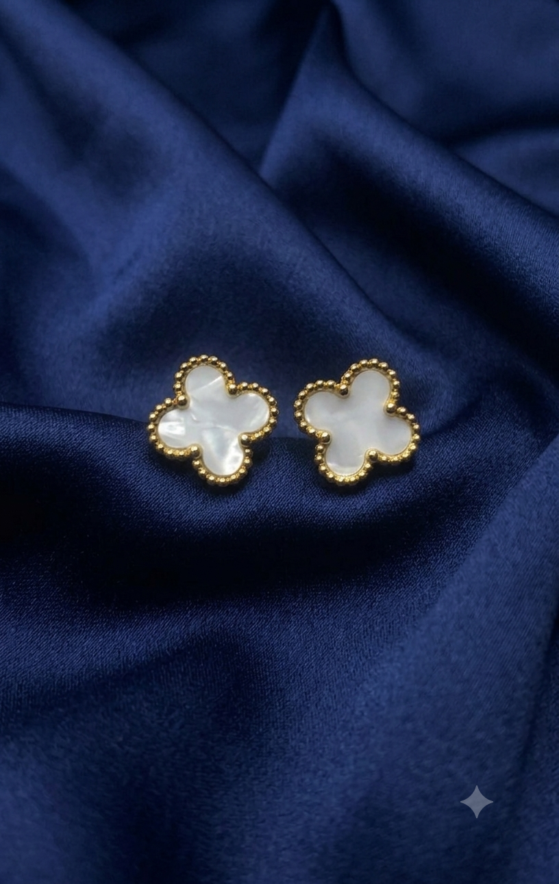 Clover Studs Earrings (white)