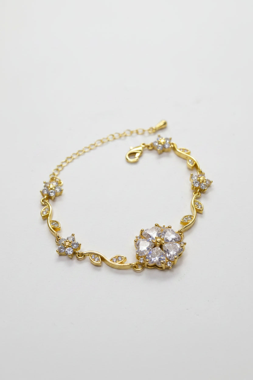 White floral crystal bracelet 🤍