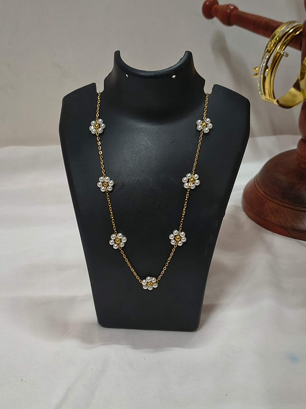 White Floral pearl necklace